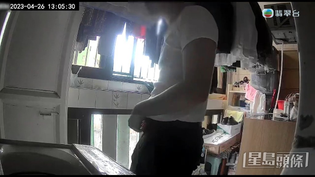 另一個角度的片段更見到該男子疑似一邊除開褲頭，一邊行入廁所。