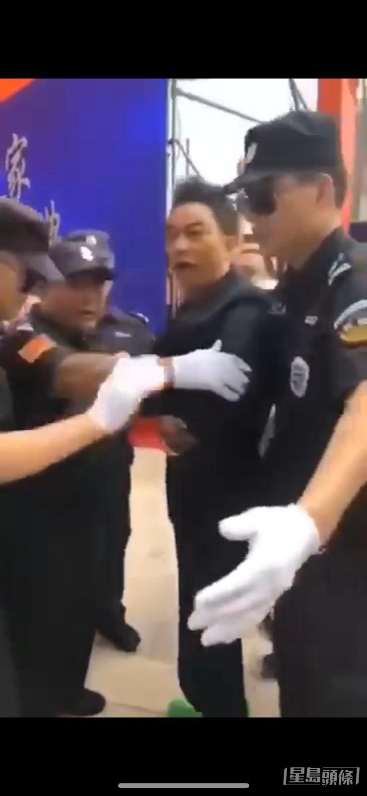任達華當時獲保安包圍下離場，見他手按腹部，臉容痛苦。