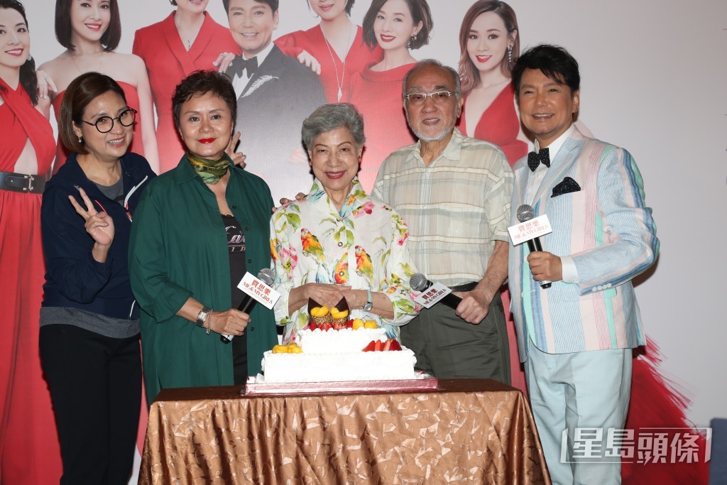 盧海鵬間中出席朋友聚會。