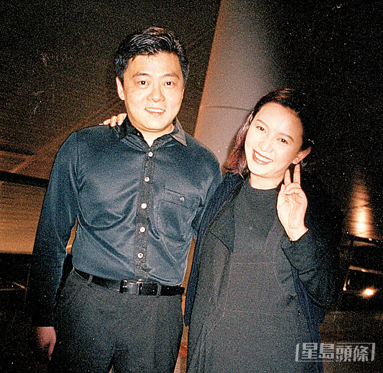 曾華倩於1996年下嫁拍拖三年多的富商林肇基（左），並於1999年誕下兒子林浩賢，可惜婚姻維持6年便結束。