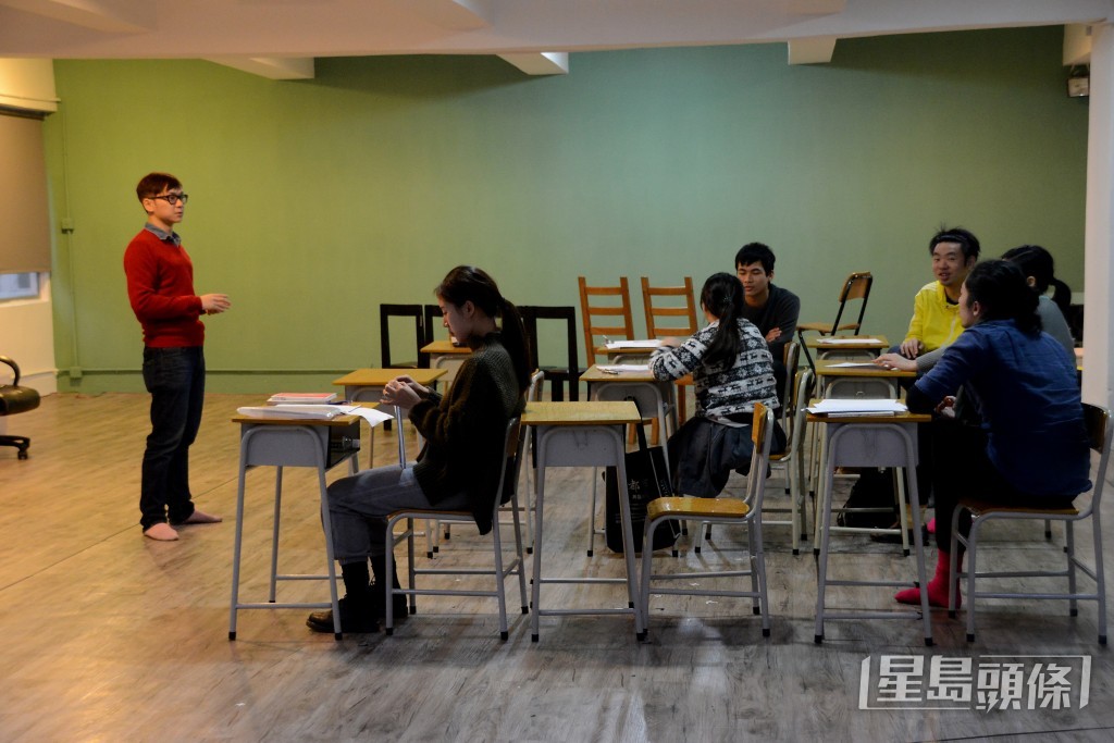 鄧智堅多年來活躍於劇場,擅長演獨腳戲。