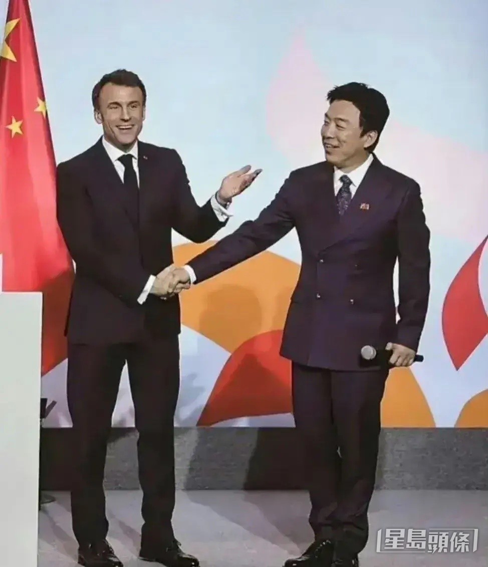 法國總統馬克龍(左)當晚現身美術館參加《第17屆中法文化之春》藝術節開幕式。