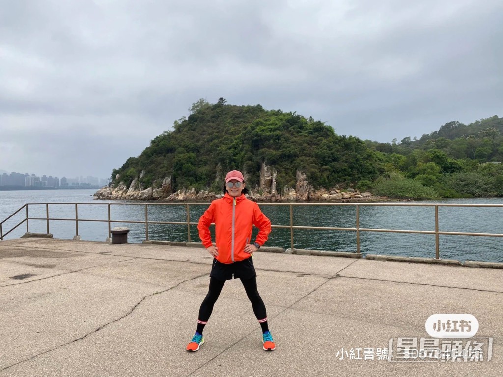 一身運動Look的曾華倩站在海旁擺出「大」字形Pose。