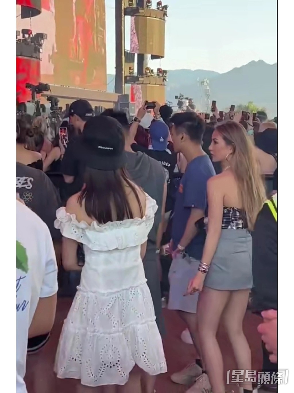 旁边的女性友人十分火辣。