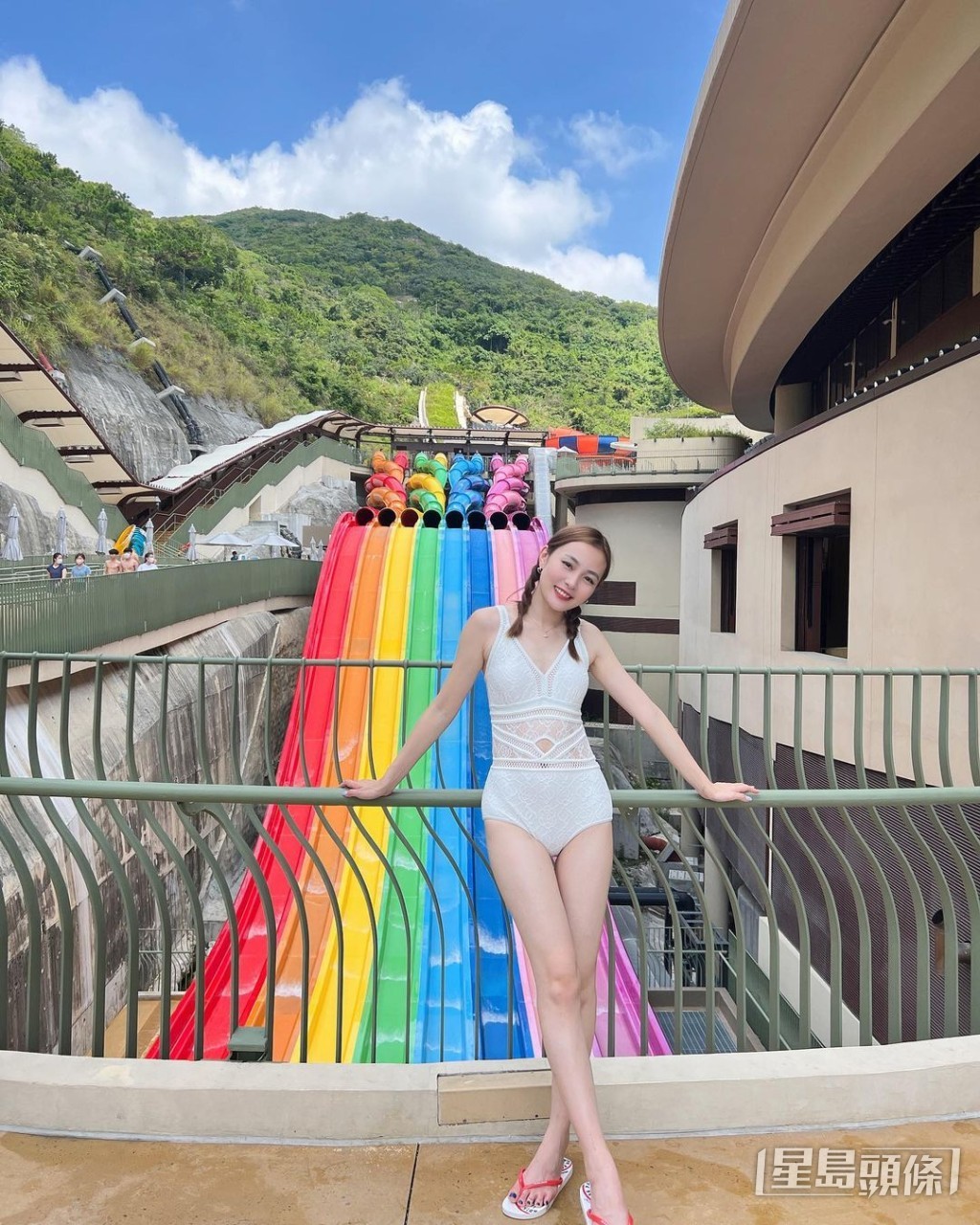 着上泳衣勁fit，完全唔似係兩個仔女的媽媽。