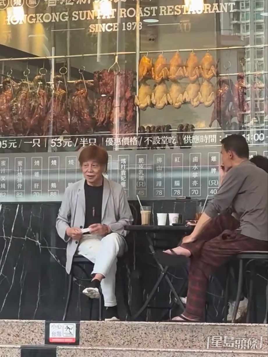 梁小龍(左)日前在內地某燒臘店外被野生捕獲。