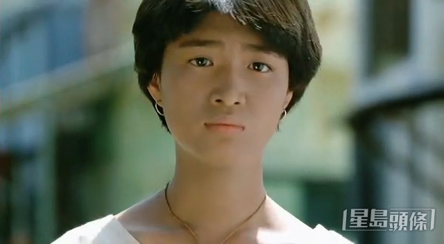 陳少霞在1993年憑電影《哥哥的情人》飾演大澳漁村少女入行，戲中與梁朝偉有不少對手戲。
