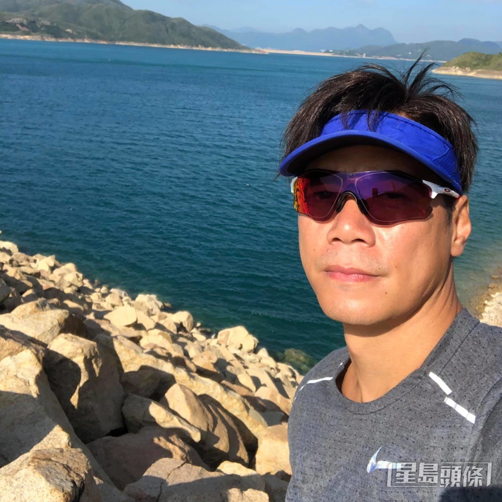 崔錦棠的運動細胞很強,曾於1986至1987年加入足球隊,又在1986年開始加入田徑隊,更於1988年參加全港青少年三項鐵人錦標賽。