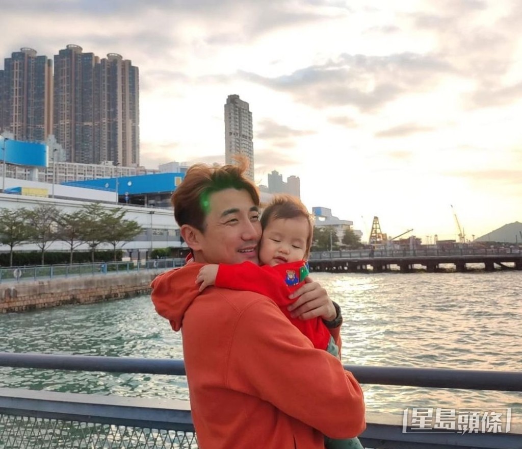 「洪寶寶」Amber有Sir face。