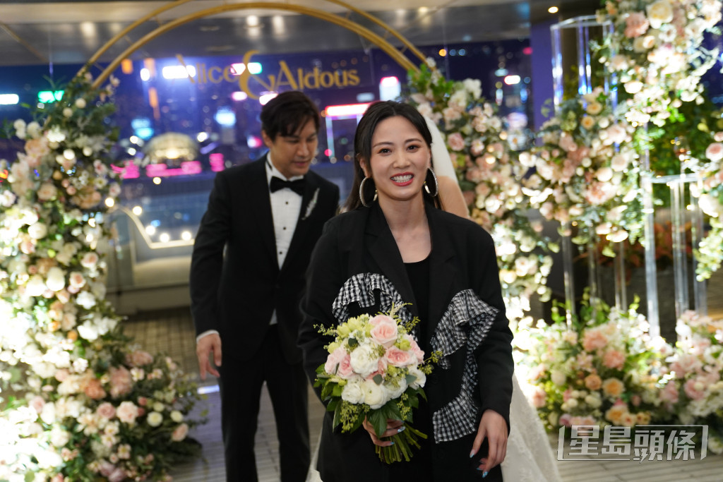 朱晨麗去年9月在陳煒婚禮上成功搶花球！