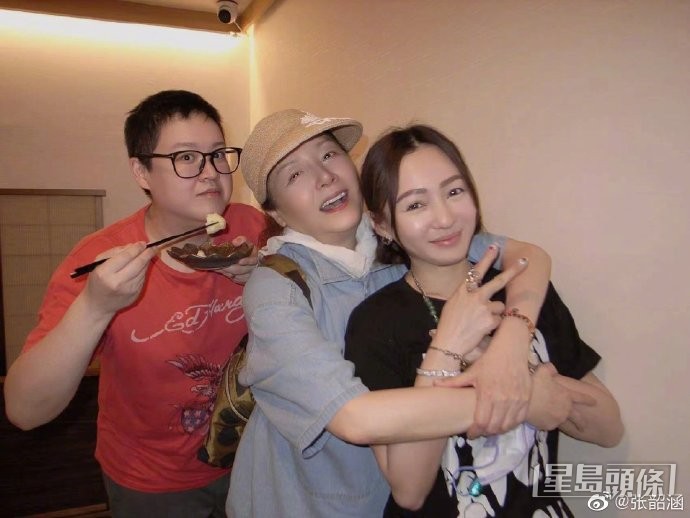 恬妞坦言曾為女兒朱宇豐(左)的性取向有一絲掙扎,但後來終想通。