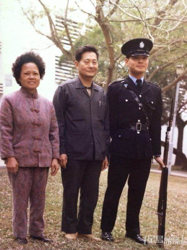 黄智贤（右）的制服Look。