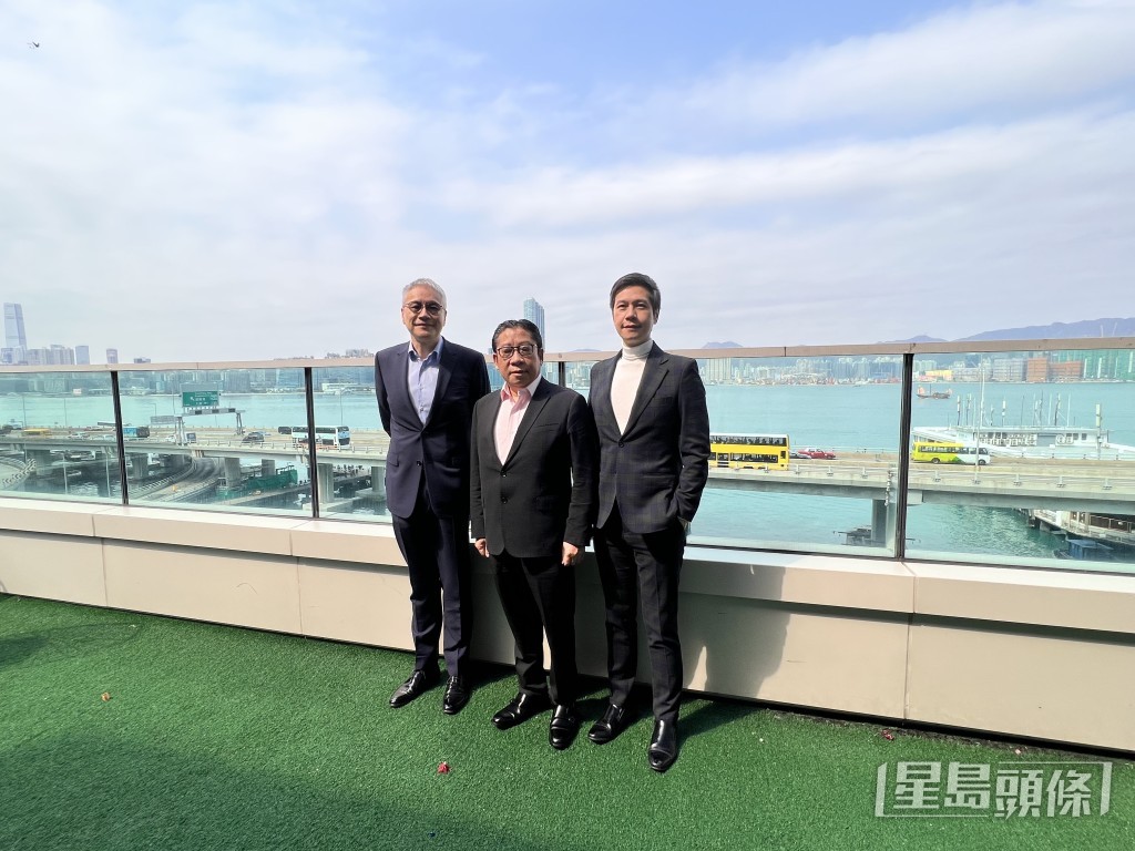 吳傑莊(右)、管浩嗚(左)及蘇長榮(中),今日(14日)與傳媒午宴。郭詠欣攝