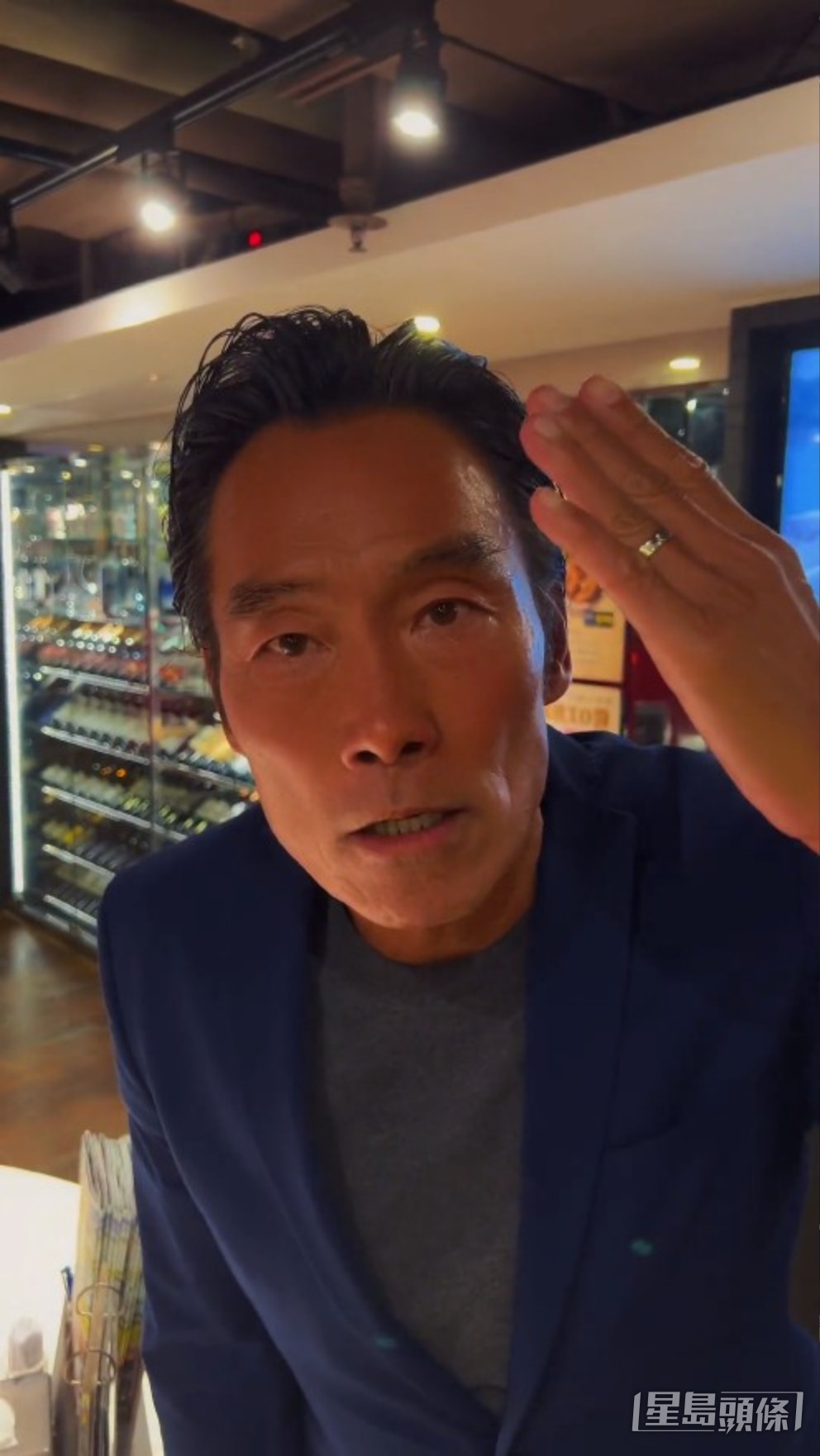 鄭浩南手上仍戴着結婚戒指,可見仍深愛疑出軌的妻子。
