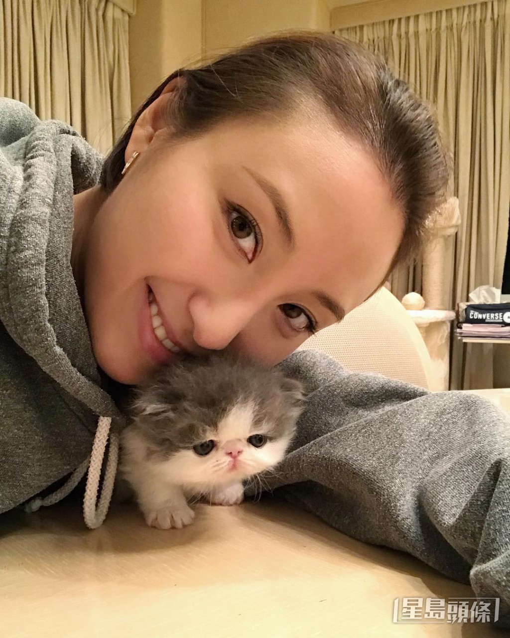 何超雲未婚夫Douglas被指獲分派到筍位工作。