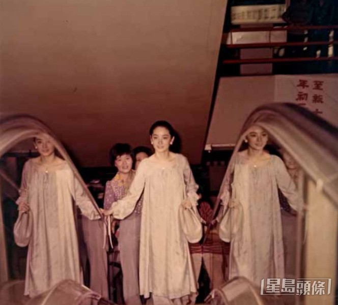 林青霞在人群中異常耀眼。