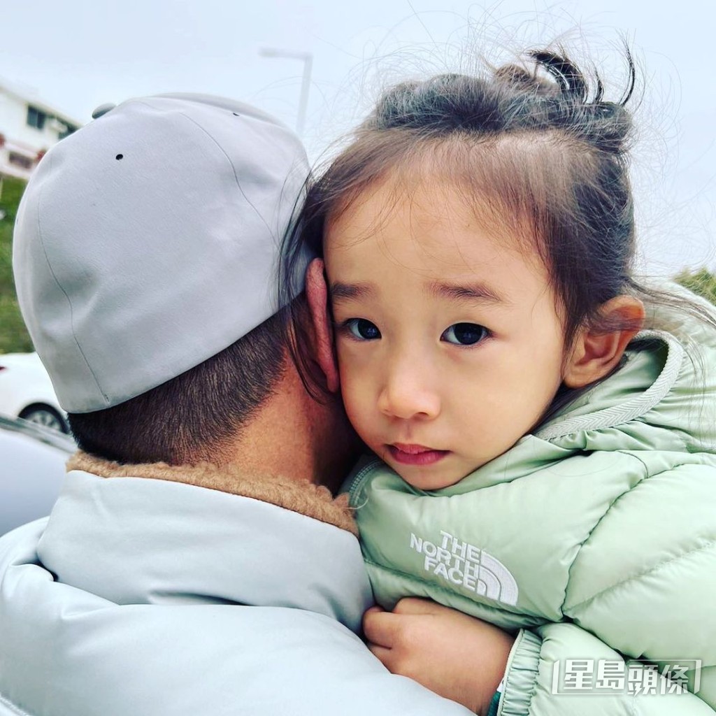 陳小春抱住細仔Hoho,驟眼看極似小女孩。