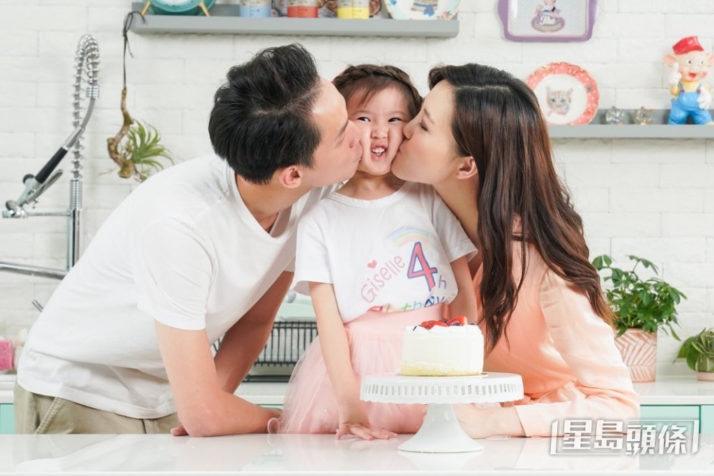 大女Giselle生日按傳統被父母錫錫。 
