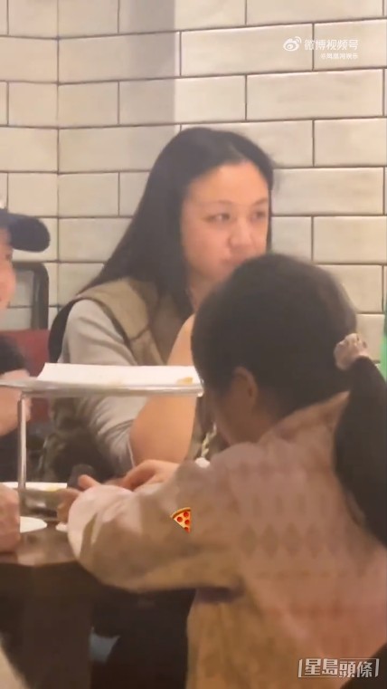 湯唯素顏帶囡囡去開餐，惟面容有點憔悴。