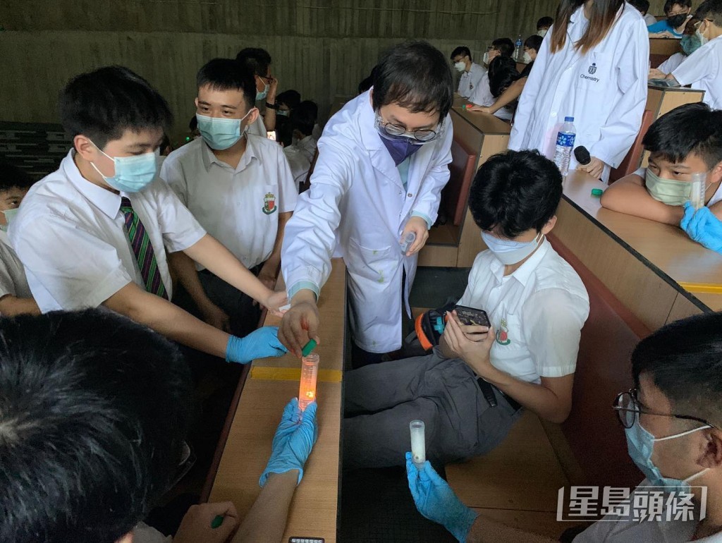 「火博士」會接受各大傳媒訪問以及到不同中小學出席講座及教學，形象正面。