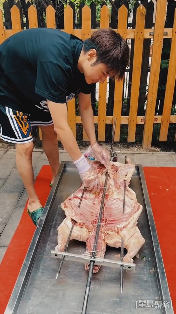 張丹峰一身黑Tee波褲街坊Look,踢住拖鞋與男友人在花園碳燒全羊。