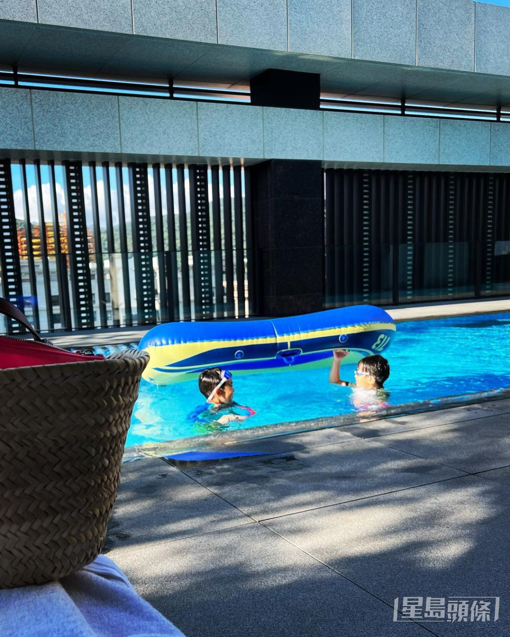 林志颖屋企仲有泳池。