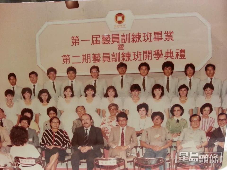 呂良國(後排右一)為「亞洲電視藝員訓練班第1期」學員,與黃秋生、苑瓊丹等是同班同學;不過後來因星途不順而淡出。