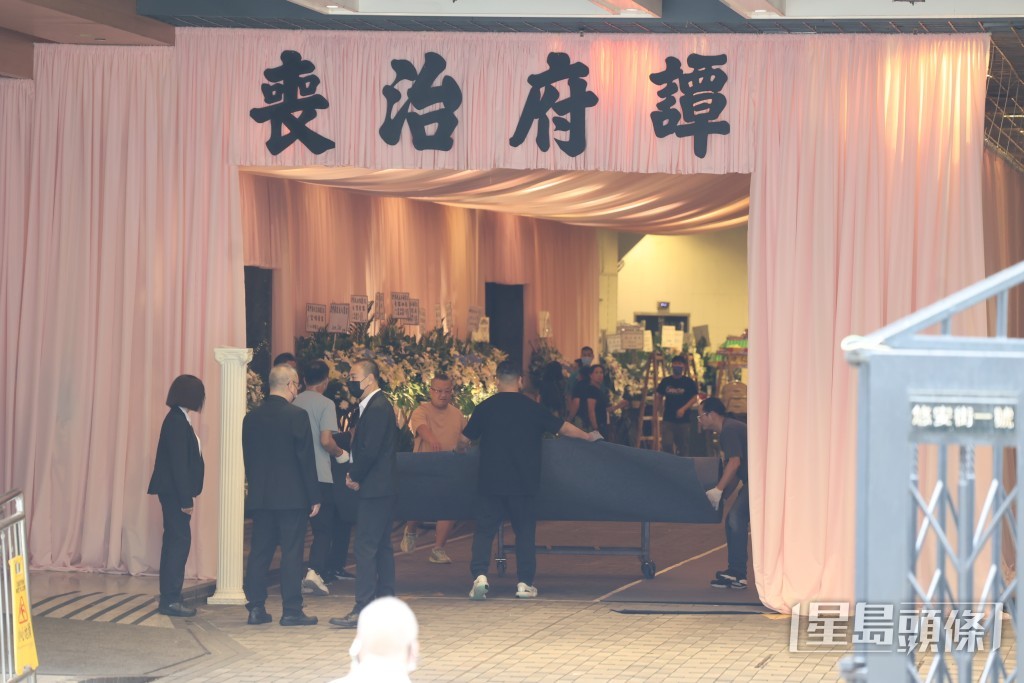 家属代表一早到打点。