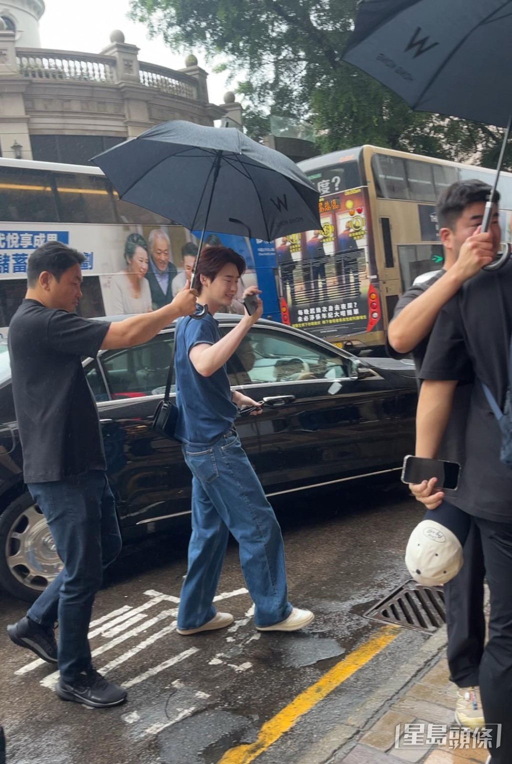 李鍾碩有工作人員擔遮服侍。