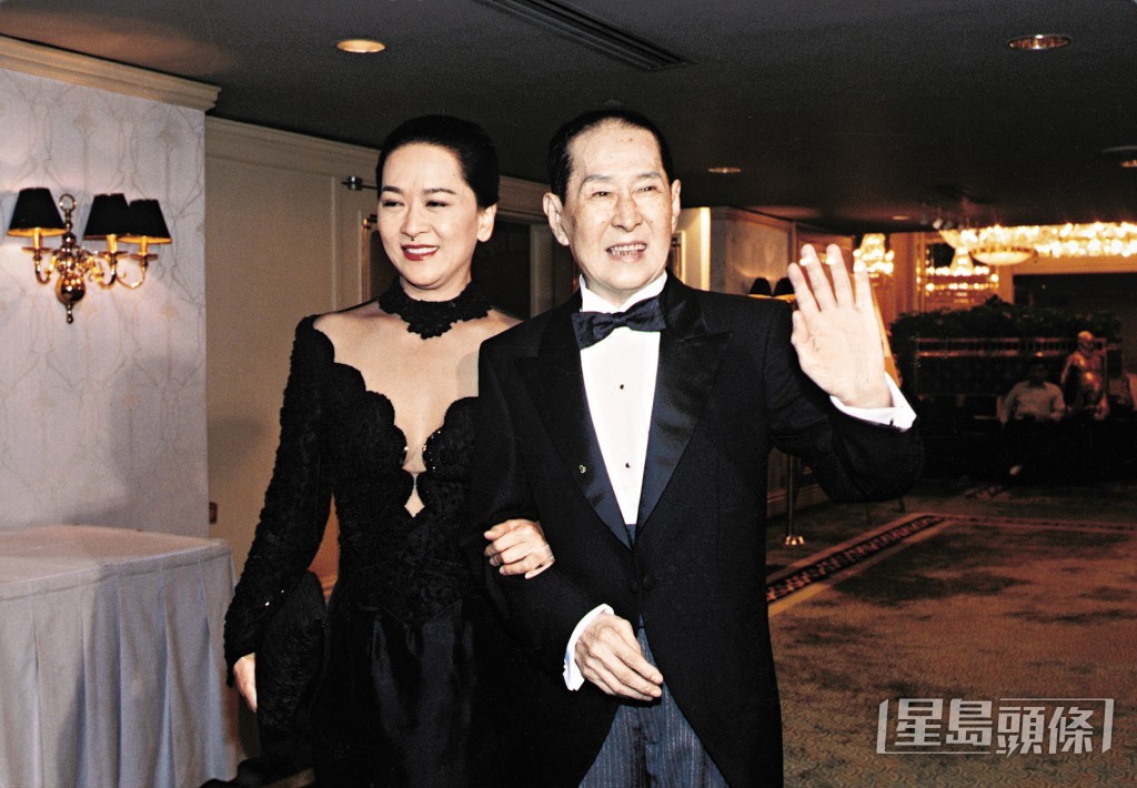 鄧家爭產事件始於1996年,祥哥夫婦錄影《歡樂滿東華》後,鄧小艾和鄧兆榮與九舅父洪泉及十一姨洪國華向八舅父洪家泉追討欠款,直踩上其公司追債,更叫傳媒到場跟拍。