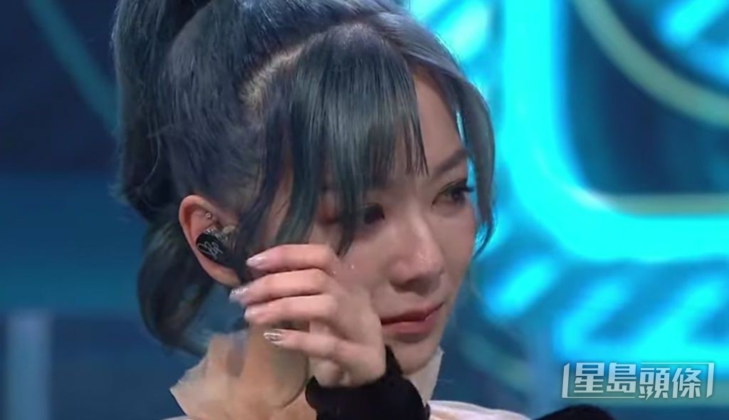 兩年前何雁詩以獨立歌手身份上《勁歌金曲》唱新歌《灰夠》,卻成為箭靶被尖酸刻薄的DJ陳海琪評擊到爆喊。