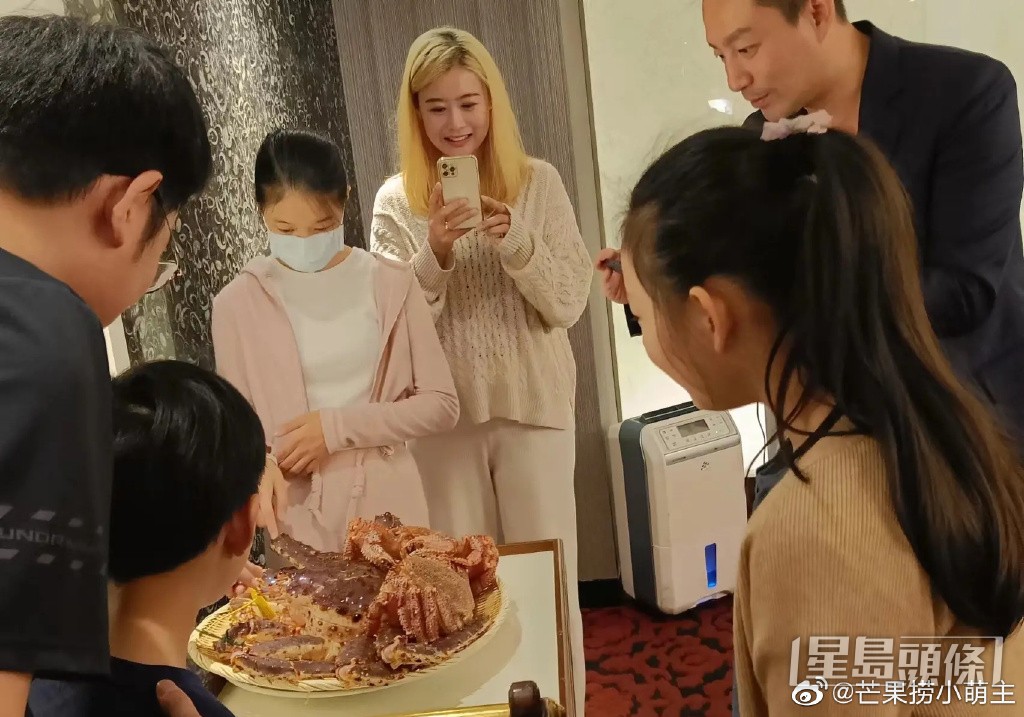 小朋友對隻蟹好有興趣。