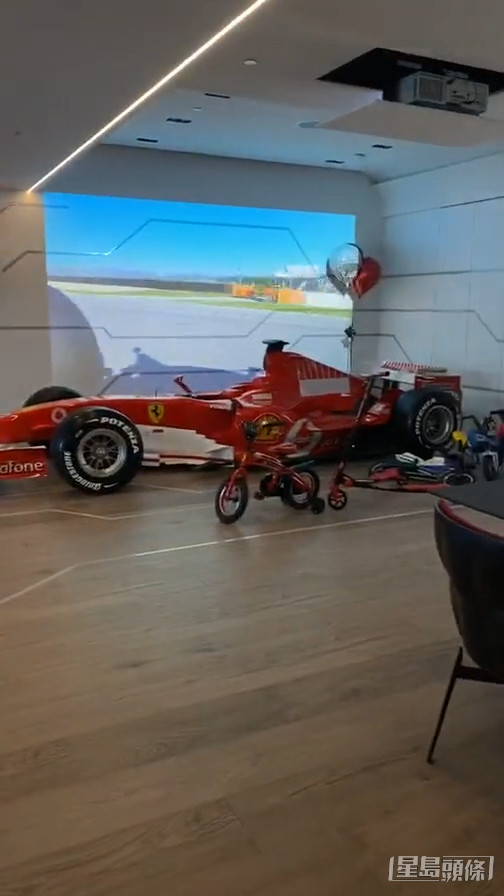 好震撼見到客廳中央有輪紅色F1法拉利賽車。