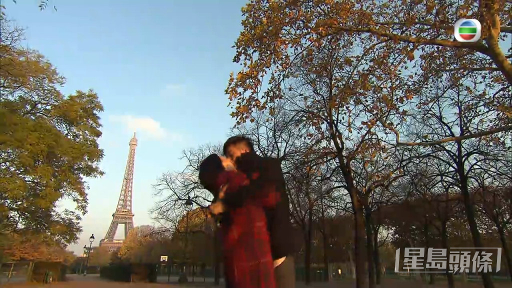 在巴黎鐵塔前激吻！