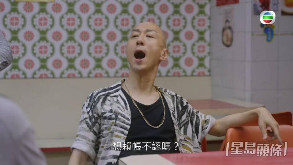 飾演大隻華的戴耀明今年50歲,今年剛好入行30周年,1994年加盟無綫後工作至今,單在無綫已拍過近200劇集。早年他主要出演路人角色,近年戲份逐漸加重,雖然只是配角,但憑着精彩的演出,令人印象深刻。不過近年他最為年輕人熟悉的,一定是他扮「一拳超人」拍廣告,似到十足。戴耀明近年另一件趣事,是他在2017年曾自爆暗戀佘詩曼,更表明要娶她為妻;不過今年戴耀明已經娶圈外老婆Anna,還在訪問大讚老婆夠樂觀。