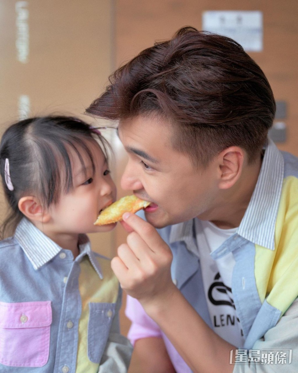 陳展鵬以身教教導女兒要孝順。