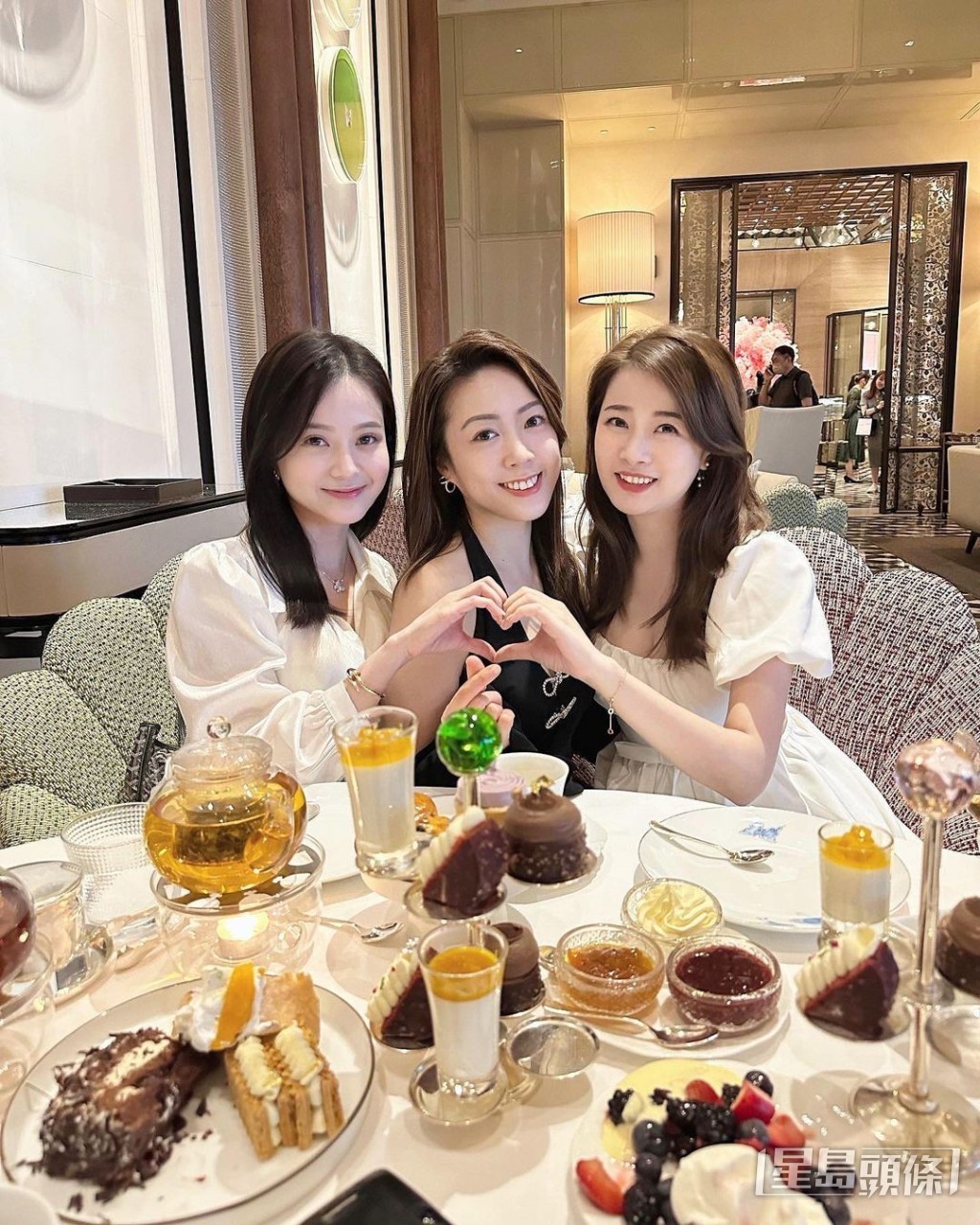 余琦琪、唐海汶与温荞菲曾在TVB共事，不知何时会一同拍辑性感美照。