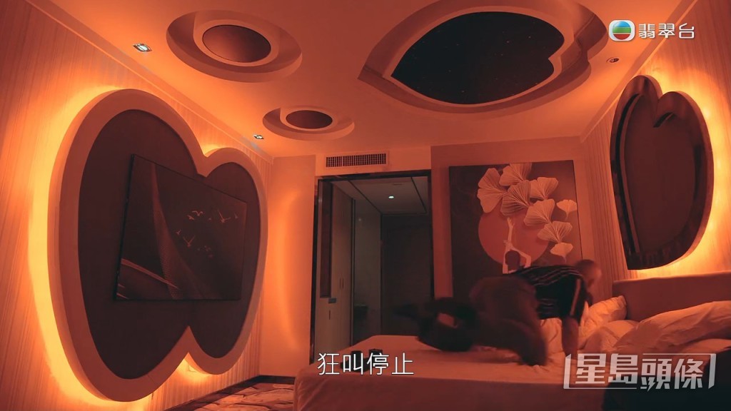 接着李嘉即跳上床,壓在對方身上,欲侵犯蔡潔。