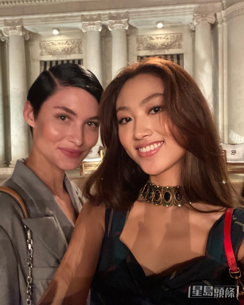 任晴佳與跨性別名模Grace Elizabeth（左）合照。
