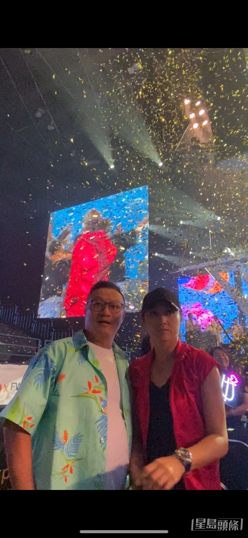 场Show尾声,李思雅同男友跟大队企住睇。