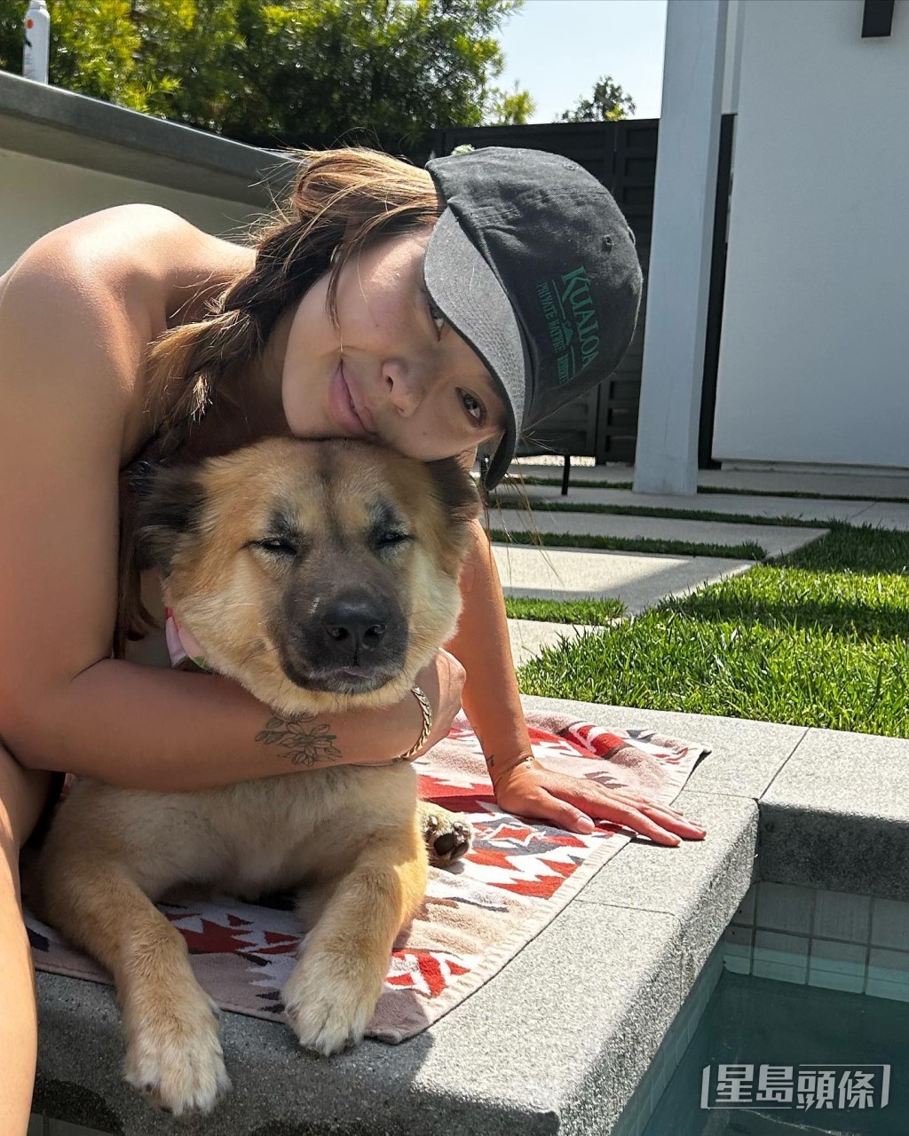 王曼喜抱住爱犬，但狗狗的表情不算享受。