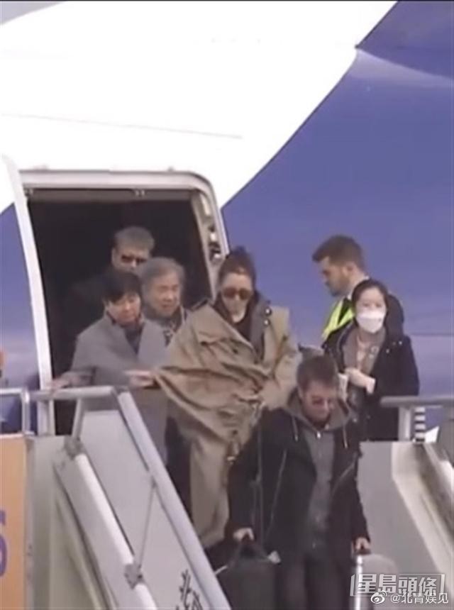有眼利網民見鞏俐與馬克龍同機。