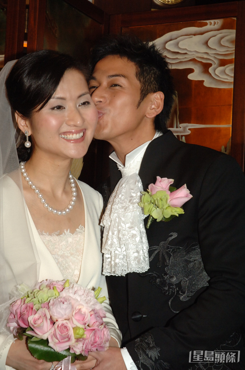 吴家乐2006年娶“升降机大王”周亦卿的千金周蕙蕙。