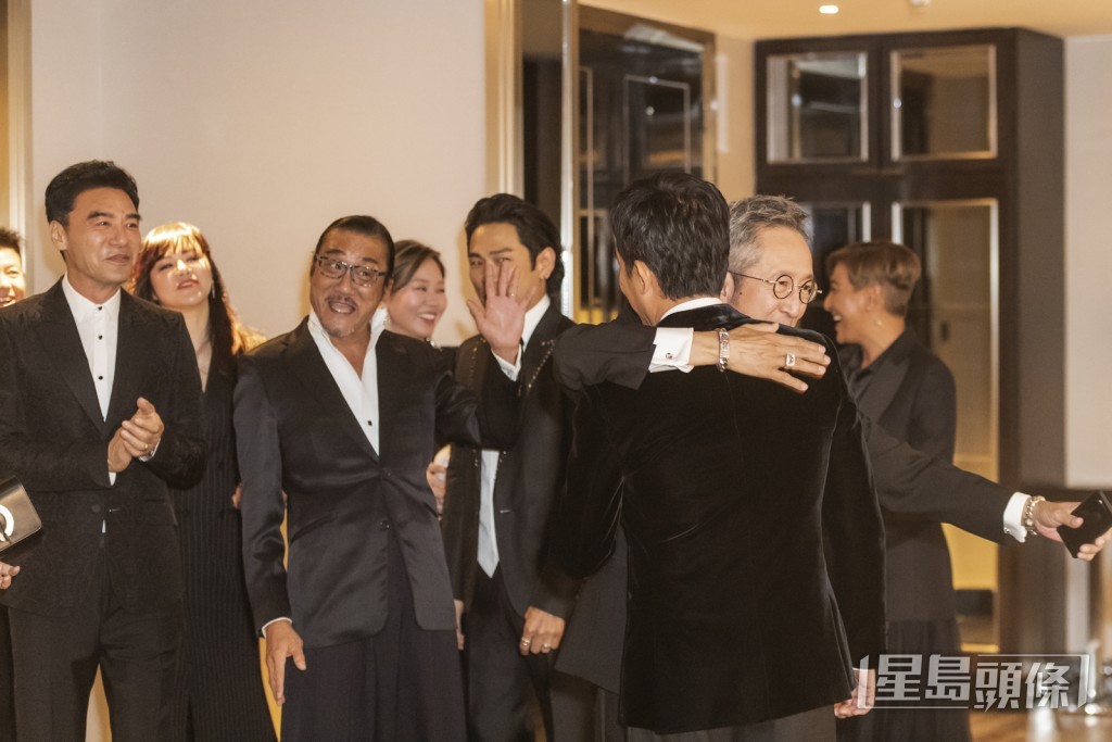 梁朝偉2015年成首位華人演員獲頒「法國藝術與文學軍官勳章」，杜德偉都有到場祝賀。  ​