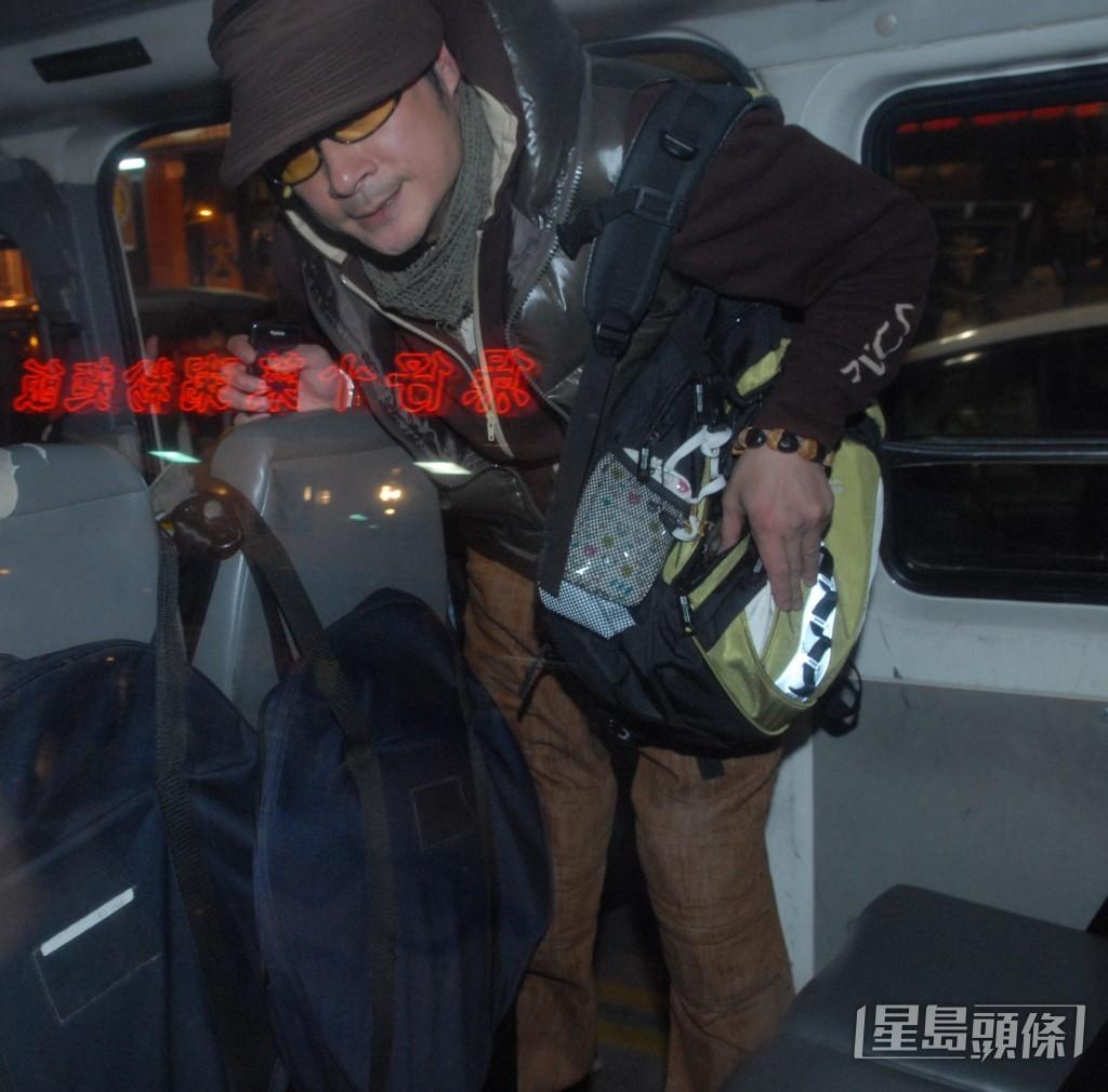 吳鎮宇被帶上警車返署助查。