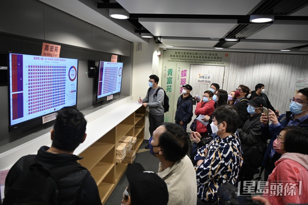 房委會「綠置居」揀樓。蔡建新攝