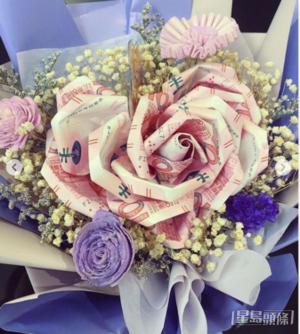 還有一束銀紙花。
