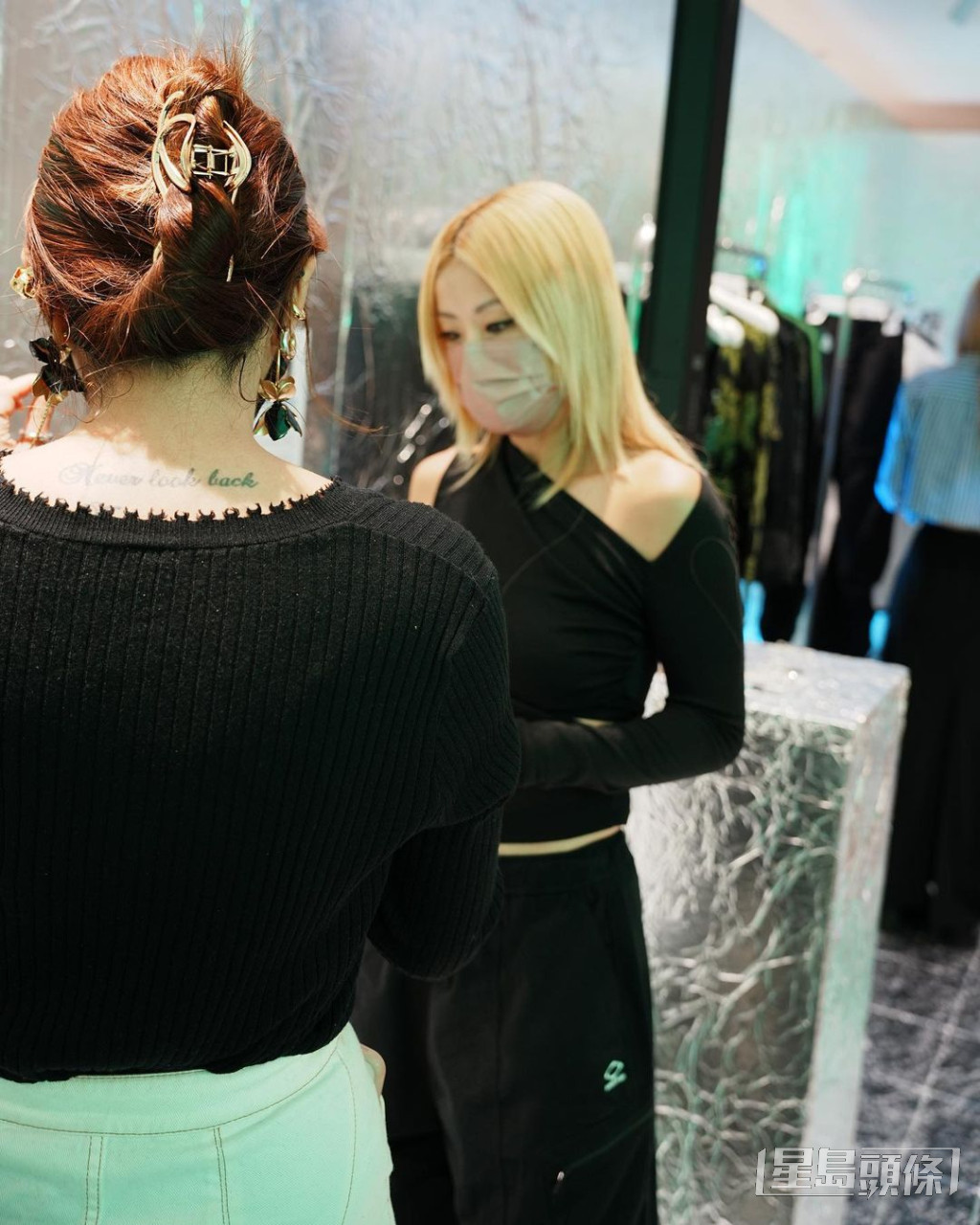 上周四晚（24日），徐濠萦时装店举行新品发布会，全身黑色现身相当有型。