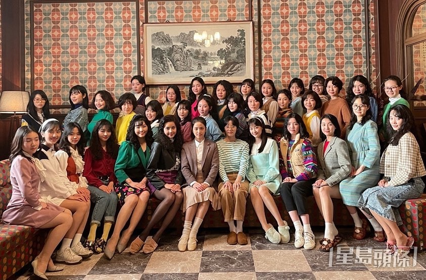 朴秀蓮（前左五）與《雪降花》 女主角Jisoo（前左七）有同場演出。