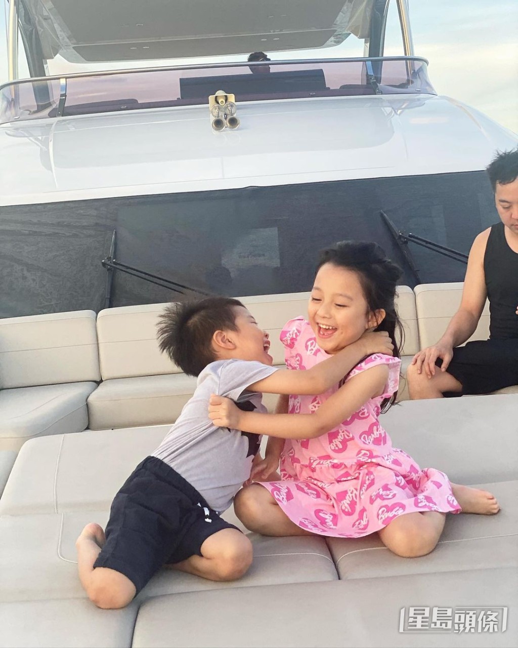5歲Meghan愈大愈靚,還盡得媽咪眼大鼻高的精緻五官,笑起來更與樣子甜美的蔡慧欣十足餅印。